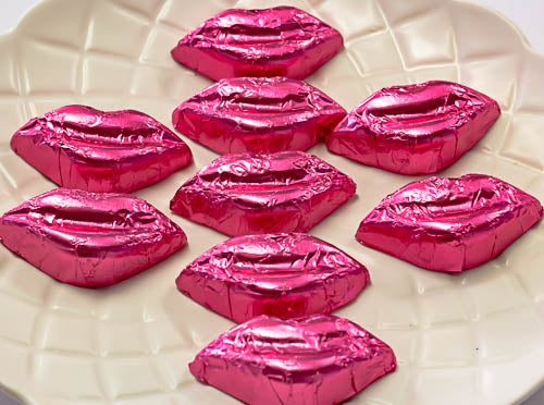 Kisses - Milk Chocolate Lips in Pink foil 5kg - Sunshine Confectionery