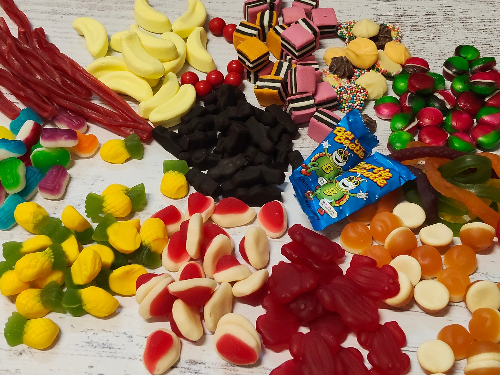 キャンディーズ　タイムカプセル　CANDIES TIME CAPSULE 1940s Candy Time Capsule – Yummy Co.