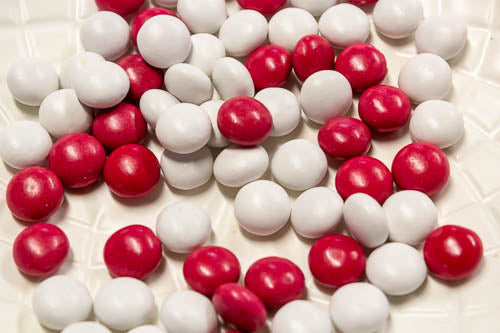 Dutch Red & White Buttons 1kg - Sunshine Confectionery